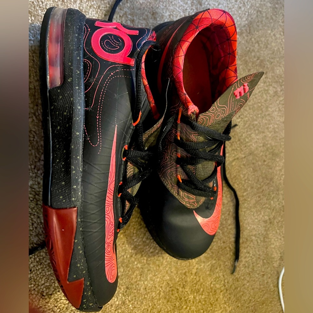 Nike KD 6 "Meteorology" Black/Atomic
Red Size 3.5 Boys.